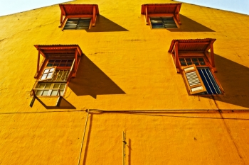黄色い壁と窓