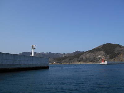 女川湾港防波堤　赤白灯台