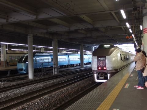 小田原駅は見たことない未来的な電車が見られてテンション上がります。