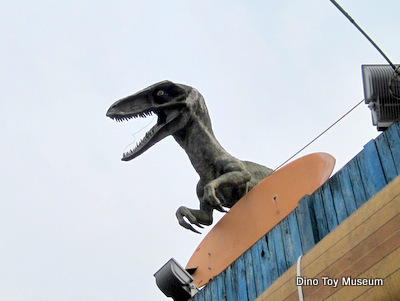 中古サーフボードショップ・ストックルームトウキョウの看板恐竜