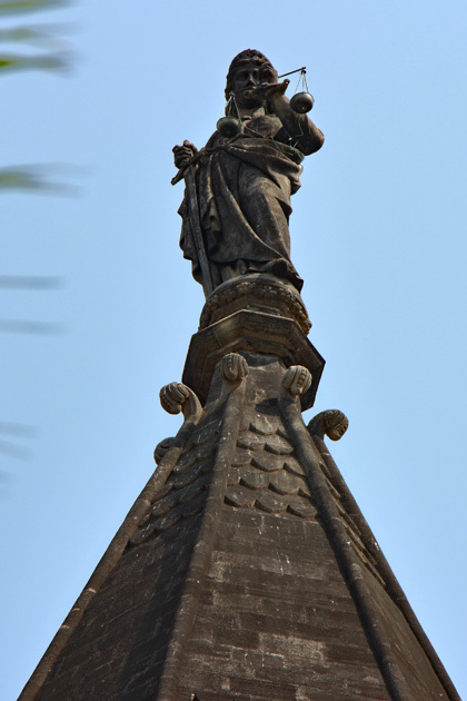 171125_Bombay-High-Court_Statue-Justice.jpg