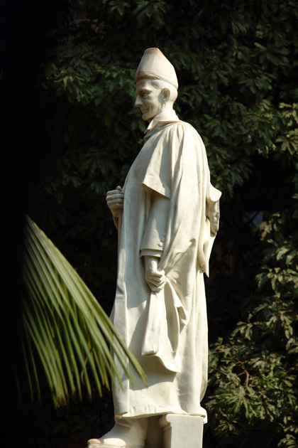 171125_Bombay-High-Court_Statue.jpg
