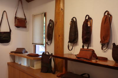伊豆高原　ギャラリー　ショップ　ギャラリーぶなの木　　エルパソ革の創作バッグ