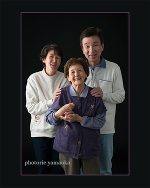 親子　母娘　写真記念　年祝い　八〇歳　家族写真