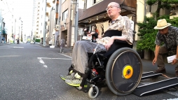 12車椅子で降りる相田さん