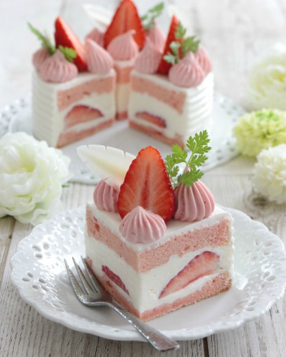 なっちゃんちのお台所 ピンクの苺ショートケーキ