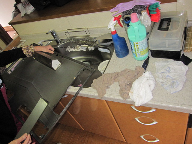 東京都八王子市　空き室賃貸物件原状回復　２ＬＤＫ全体ハウスクリーニング　分解換気扇周り清掃　作業風景　１