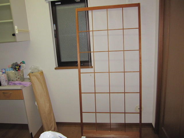 東京都八王子市　空き家賃貸一戸建て住宅　和室：障子張替え　作業風景　２