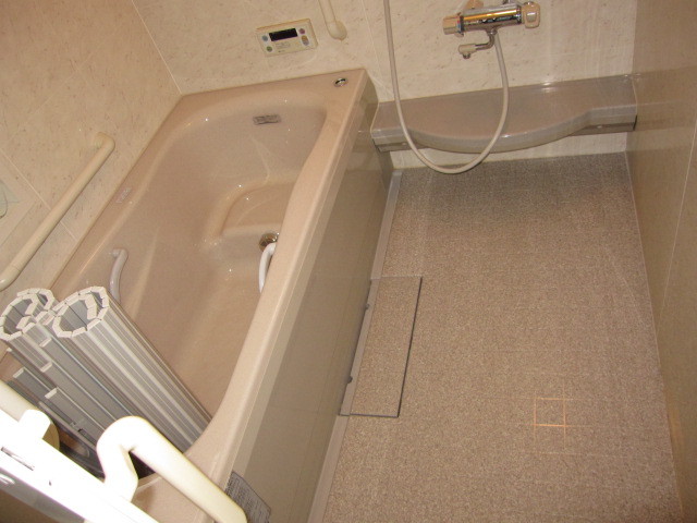東京都八王子市　空き室賃貸物件原状回復　２ＬＤＫ全体ハウスクリーニング　浴室ユニットバス清掃　作業完了後　２