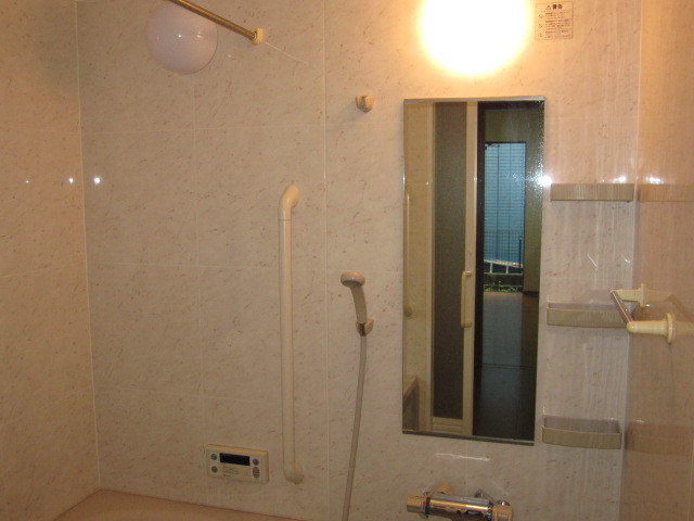 東京都八王子市　空き室賃貸物件原状回復　２ＬＤＫ全体ハウスクリーニング　作浴室ユニットバス清掃　業完了後　１