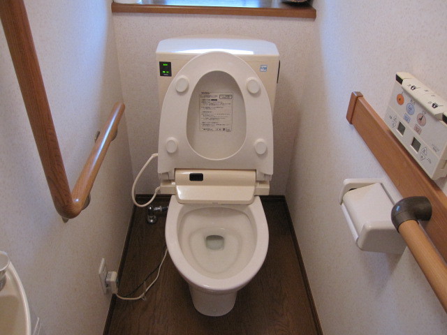 東京都八王子市　空き室賃貸物件原状回復　２ＬＤＫ全体ハウスクリーニング　トイレ清掃　作業完了後　１