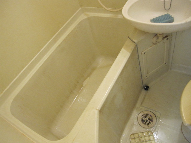 東京都渋谷区　賃貸物件原状回復　１Ｒハウスクリーニング　浴室ユニットバス清掃　作業前　４