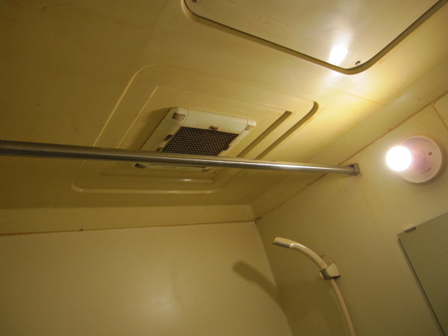 東京都渋谷区　賃貸物件原状回復　１Ｒハウスクリーニング　浴室ユニットバス清掃　作業前　３