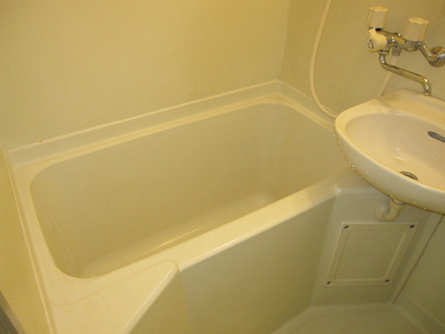 東京都渋谷区　賃貸物件原状回復　１Ｒハウスクリーニング　浴室ユニットバス清掃　作業完了後　２