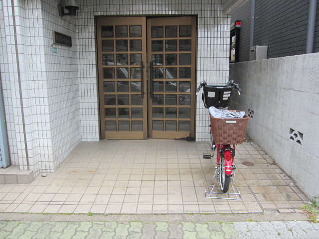 東京都練馬区　賃貸物件４階建てアパート共用部定期清掃　正面玄関　作業前　１