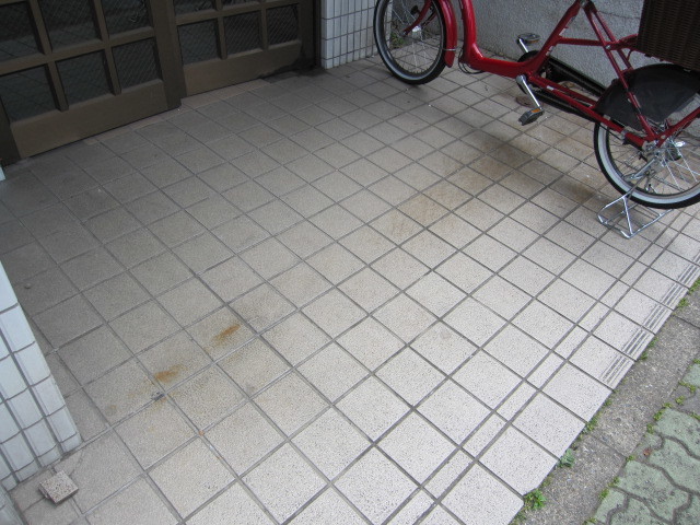 東京都練馬区　賃貸物件４階建てアパート共用部定期清掃　正面玄関　作業前　２