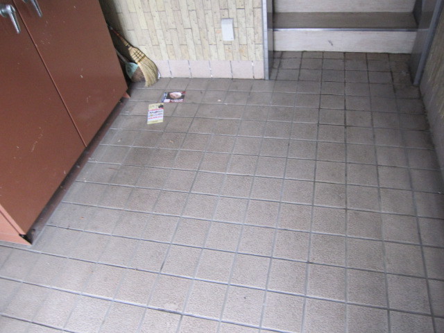 東京都練馬区　賃貸物件４階建てアパート共用部定期清掃　正面玄関床タイル　作業前　３
