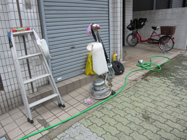 東京都練馬区　賃貸物件４階建てアパート共用部定期清掃　作業風景　１