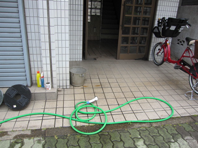 東京都練馬区　賃貸物件４階建てアパート共用部定期清掃　作業風景　２