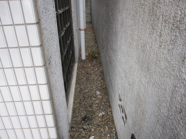 東京都練馬区　賃貸物件４階建てアパート共用部定期清掃　建物周り草　作業完了後　２