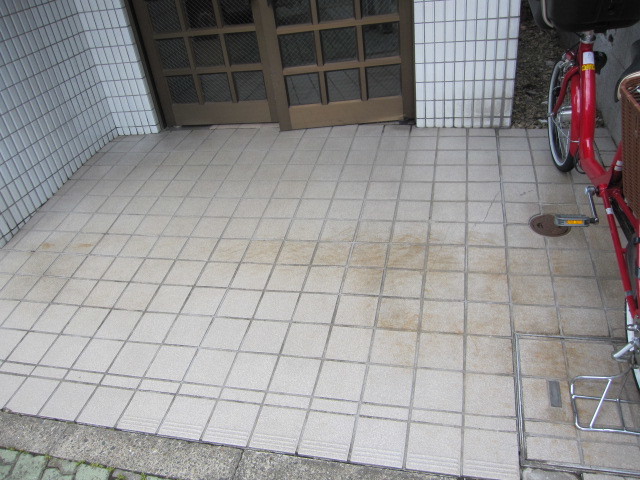 東京都練馬区　賃貸物件４階建てアパート共用部定期清掃　正面玄関　作業完了後　２