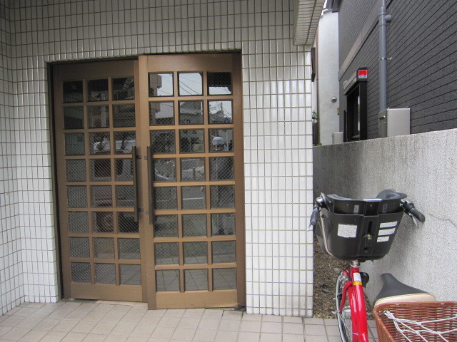 東京都練馬区　賃貸物件４階建てアパート共用部定期清掃　正面玄関　作業完了後　１