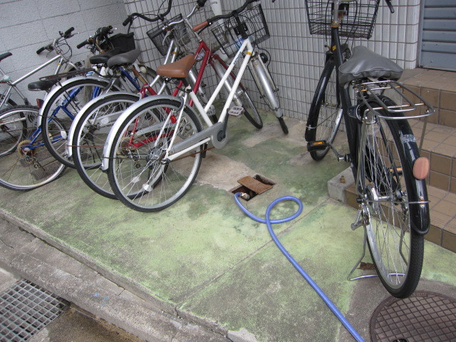 東京都練馬区　賃貸物件４階建てアパート共用部定期清掃　建物周り草・駐輪場　作業完了後　３