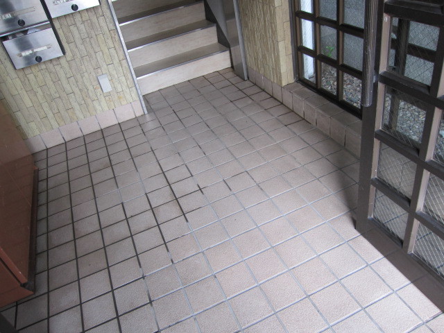 東京都練馬区　賃貸物件４階建てアパート共用部定期清掃　正面玄関床タイル　作業完了後　３
