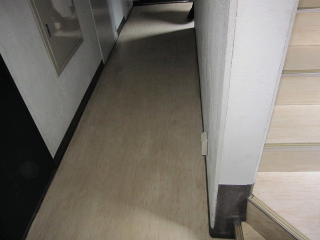 東京都練馬区　賃貸物件４階建てアパート共用部定期清掃　床・階段　作業完了後　２