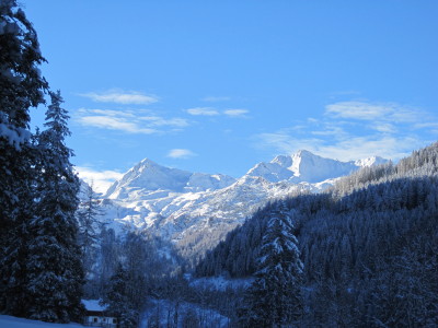 新年にふさわしいオーストリアのきれいな雪山のお写真をどうぞ。 けふ撮りたてのほやほやですよ。
