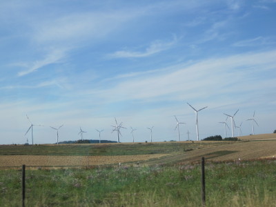 風力発電用の風車、ミュンヘン近郊ではアリアンツアレーナの近くの高速道路から見える一本しか知りませんが、 北の方ではこんな風景がザラです