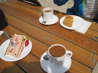 水車小屋のカフェーで早々にコーヒーとケーキ。