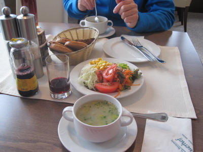疲労困憊だった体に鞭打ってたどり着いたレストランで ポロネギのスープとサラダビュッフェを食べました。