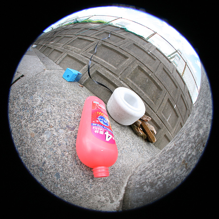 H町ゴミ捨て場のカラ洗剤ビン魚眼