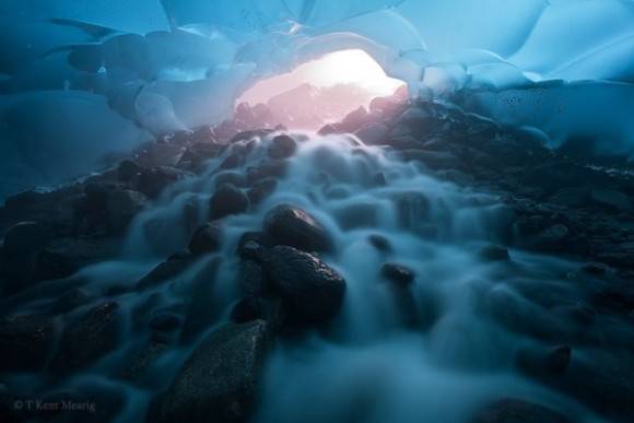 氷河の中にある青く光る洞窟 世界の綺麗な景色 絶景 画像で旅気分