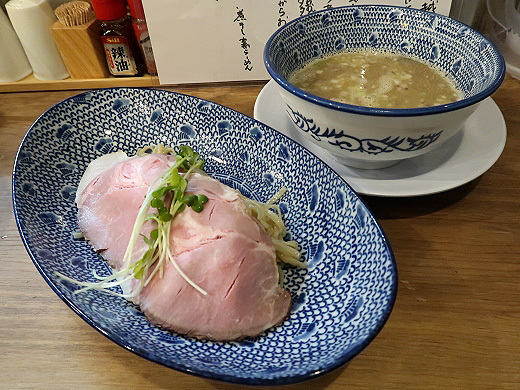 ＴＨＥ ＩＳＨＩＨＡＲＡ ｗｉｔｈ 石原ラ軍団・貝汁鶏白湯つけ麺
