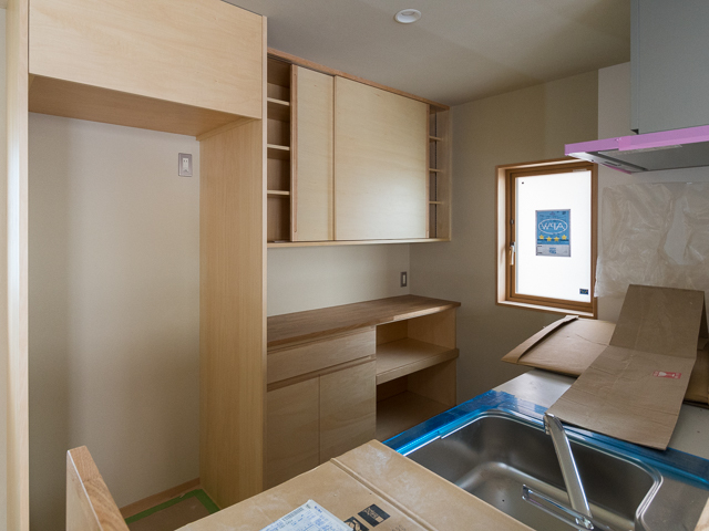 DSC_2541中島の家_造作キッチン背面収納_食器棚
