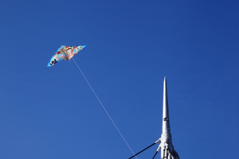 青空に凧１枚 (800x533)