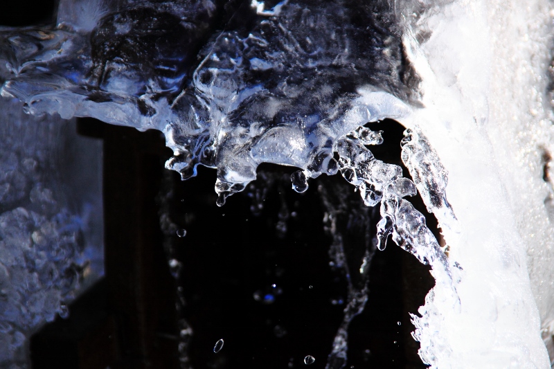 凍てた水車 (800x533)