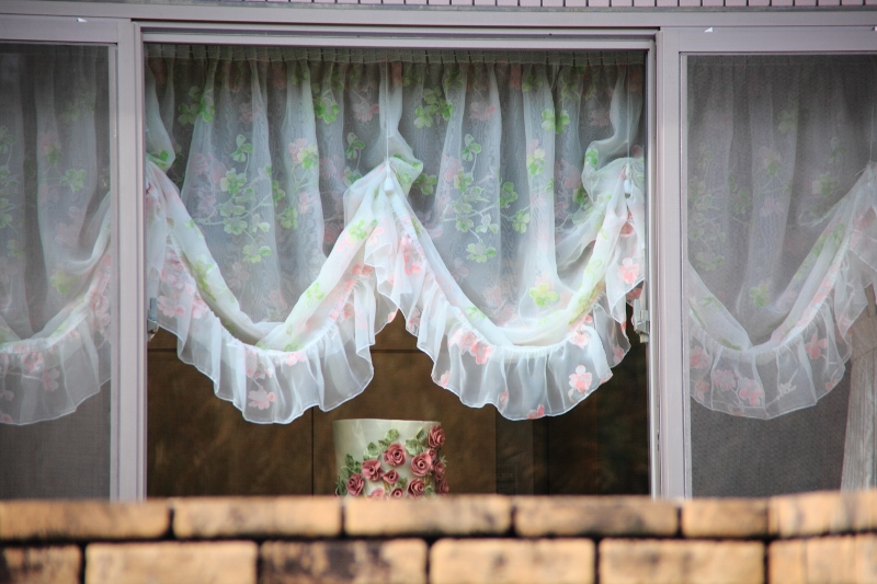 窓辺の花カーテン (800x533)